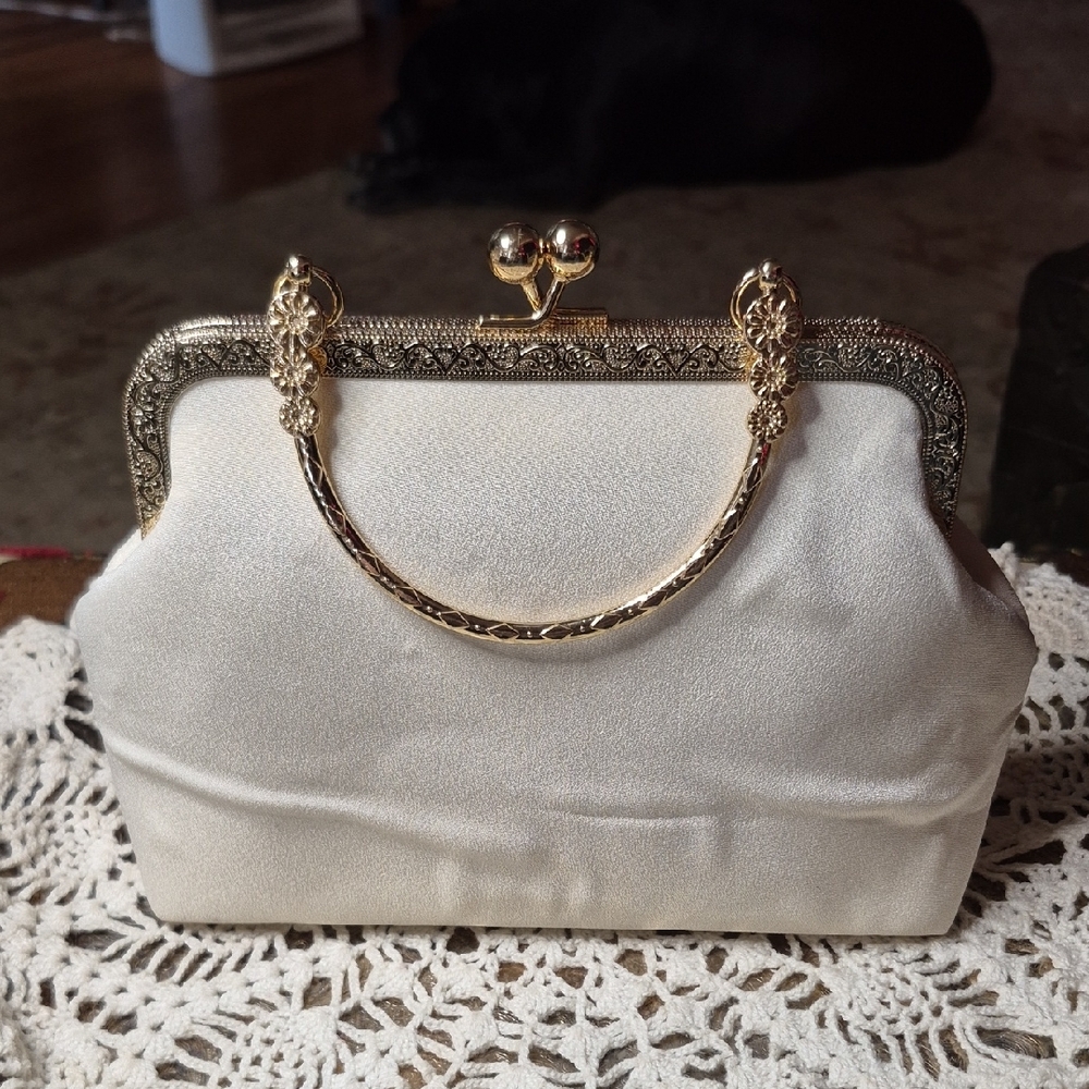 Elegant Ivory Embroidered Frame Clutch - Picture 2 of 7